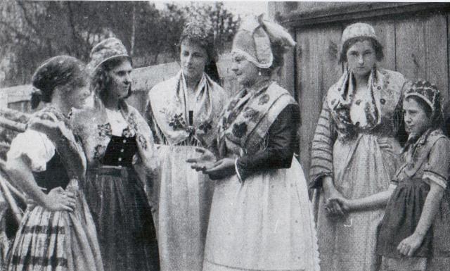 Dziewczęta i kobiety w strojach regionalnych, „Guda Obend” Jg.12: 1922, s.19. Ze zbiorów Muzeum Ziemi Kłodzkiej